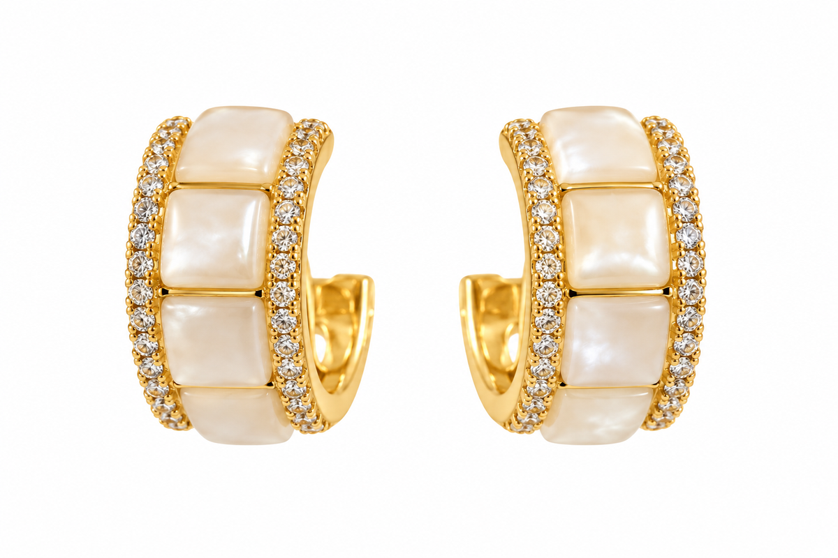 Boucles d’oreilles mini-créoles dorées, nacrées et ornées de strass – 1,5 cm