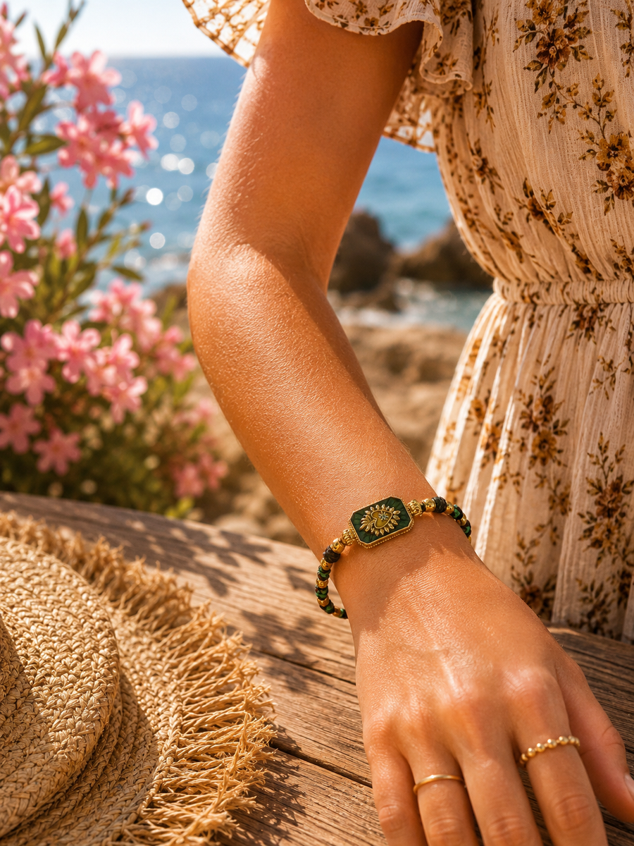 Braunes Kordelarmband mit goldenem Augen- und Herzmedaillon – Bohème-Stil