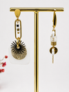 Boucles d’oreilles dépareillées blanches et dorées en acier inoxydable – Chic graphique et moderne