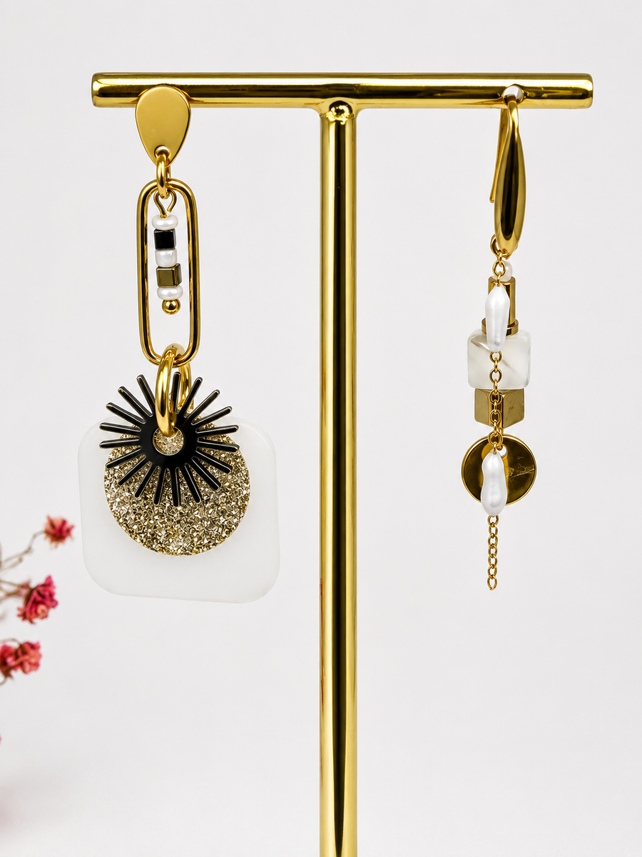 Boucles d’oreilles dépareillées blanches et dorées en acier inoxydable – Chic graphique et moderne