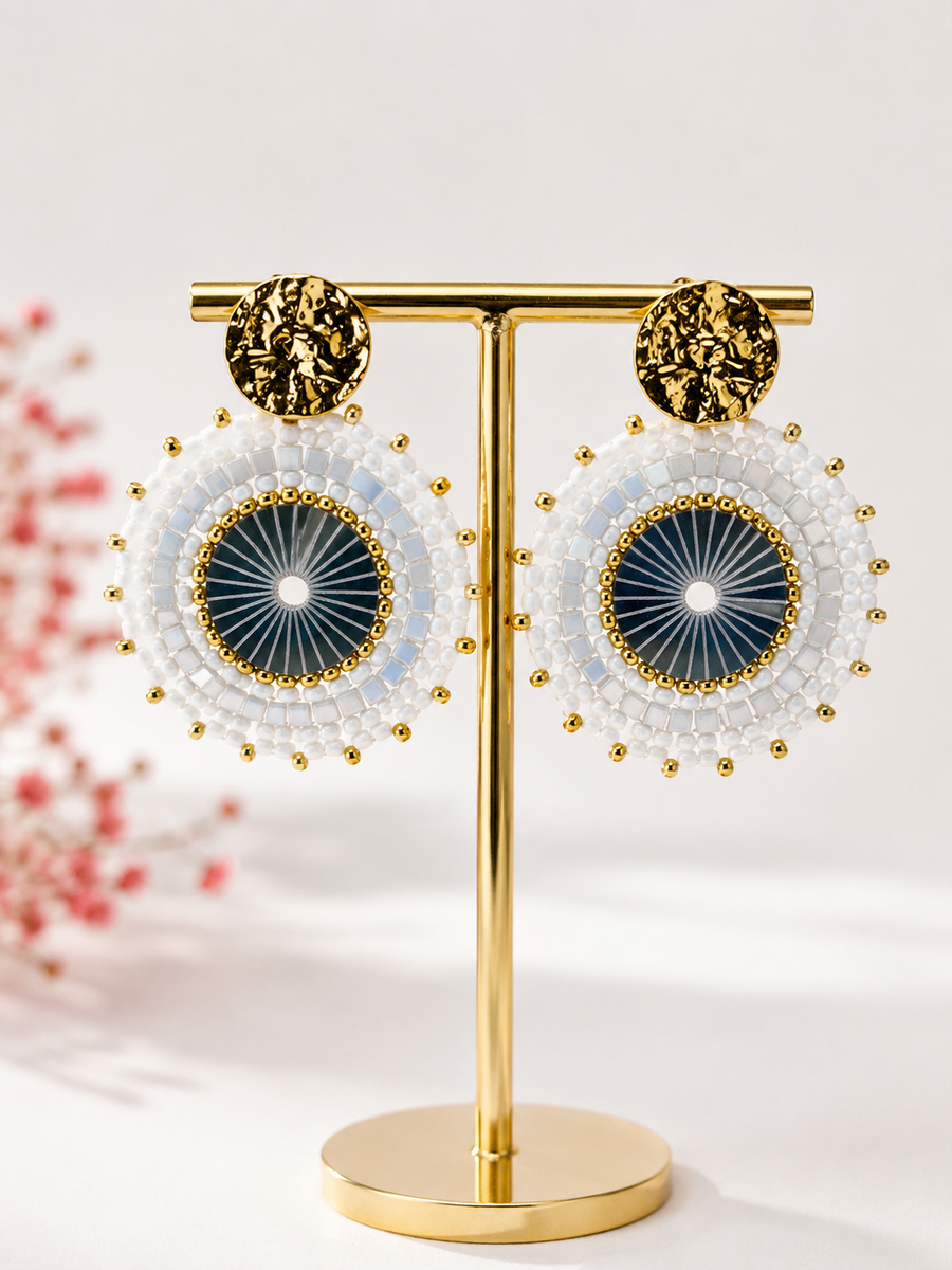Boucles d'oreilles rondes perles blanches et bleu marine – style bohème