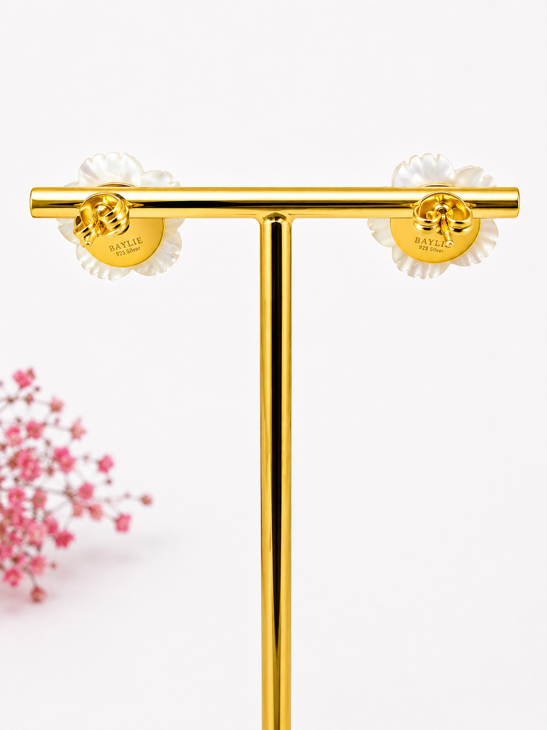 Boucles d’oreilles minimalistes en nacre – Fleur délicate 1,5 cm