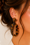 Ovale hangende oorbellen van hars met luipaardprint (beige of bruin).