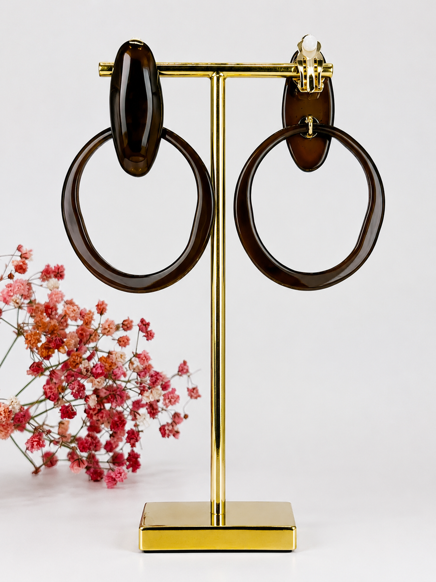 Boucles d'oreilles Clips Rondes creuses en Résine marron ou verte.