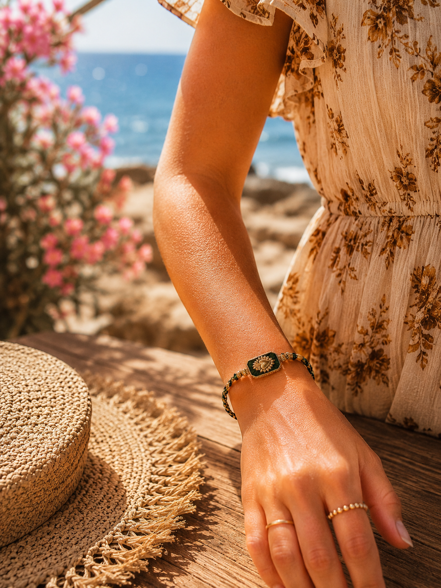 Armband aus grünem und schwarzem Kordel – Medaillon mit strahlendem Herz in Gold