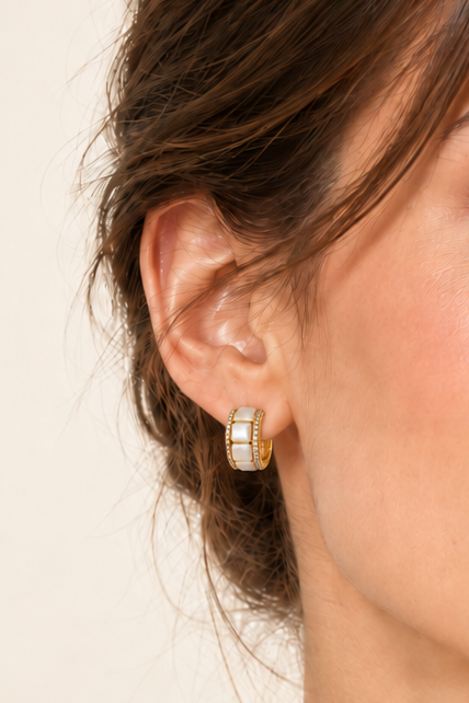 Boucles d’oreilles mini-créoles dorées, nacrées et ornées de strass – 1,5 cm
