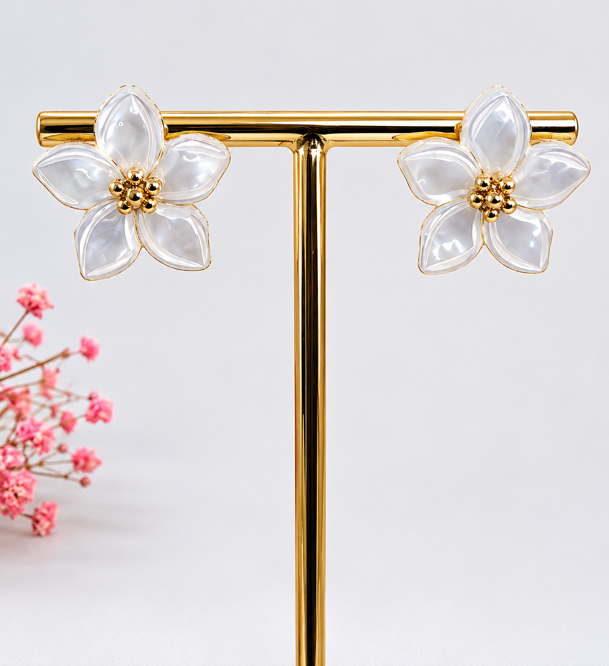 Boucles d’oreilles minimalistes fleur en nacre – diam 2 cm