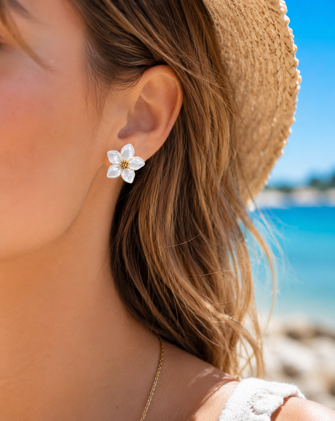 Boucles d’oreilles minimalistes fleur en nacre – diam 2 cm