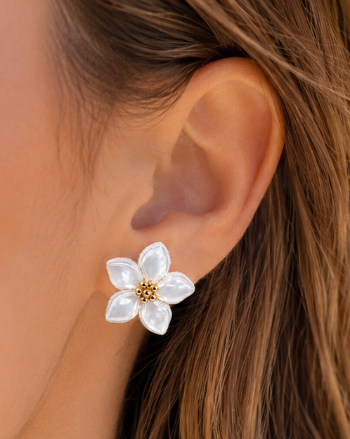 Minimalistische oorbellen met parelmoeren bloem – diam 2 cm