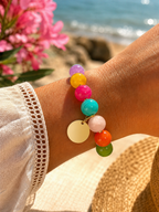 Bracelet perles multicolores & médaillon doré – Le bijou vitaminé de l’été