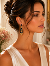 Boucles d’oreilles pendantes fleuries acier inoxydable – Noir & Or, style baroque chic.