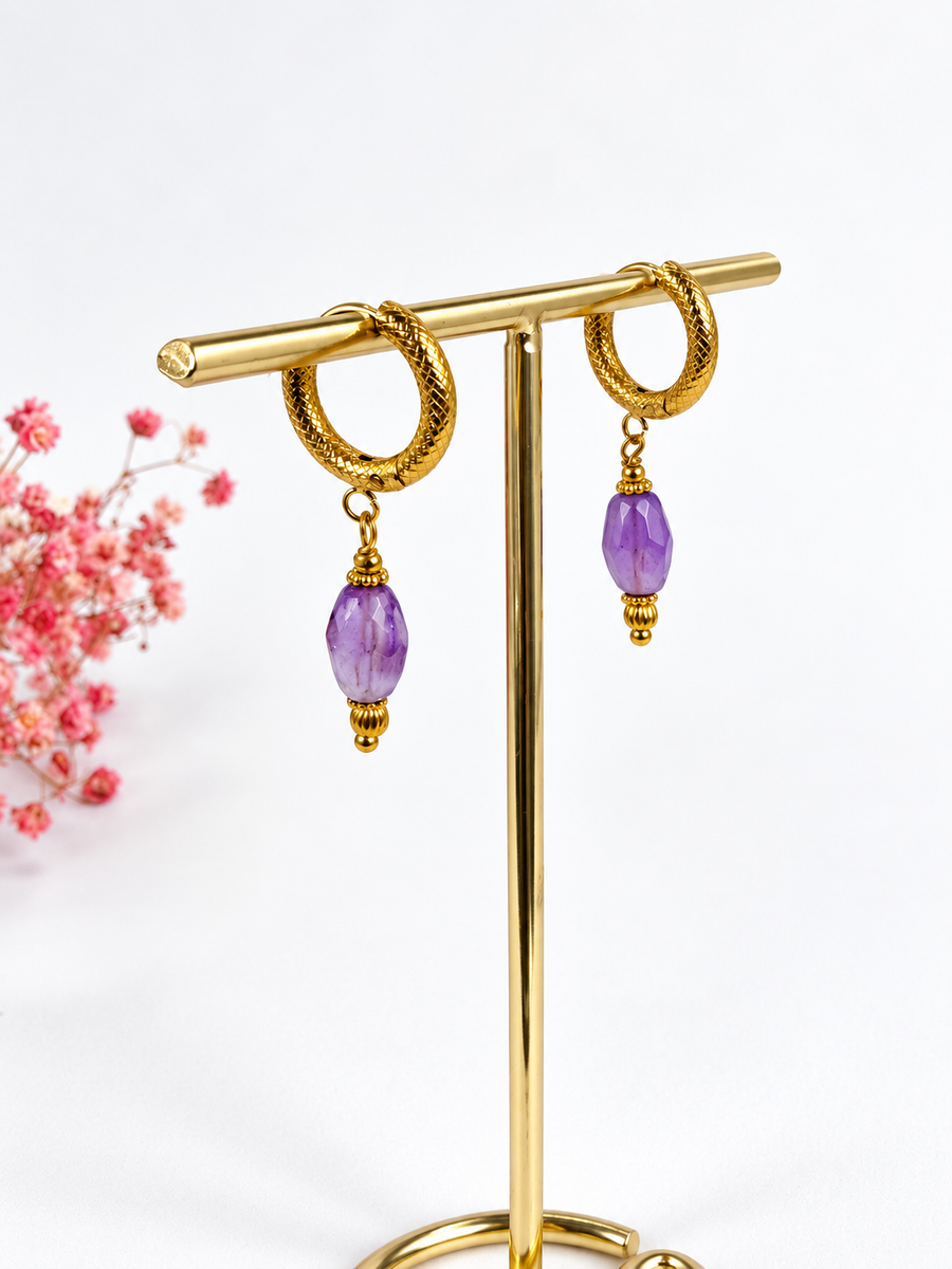 Boucles d’oreilles Créoles dorées texturées avec perle ovale suspendue, coloris noir, vert ou violet
