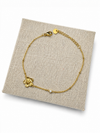 Bracelet fin fleur en acier inoxydable doré – bijou femme délicat et tendance