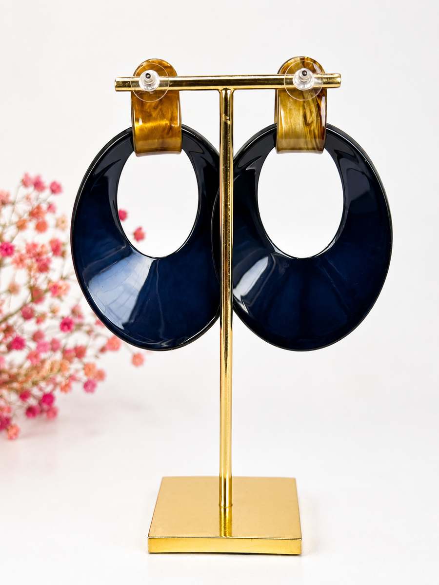 Ovale dunkelblaue Ohrhänger aus Kunstharz.