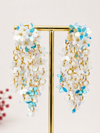 Boucles d’oreilles pendantes fleurs blanches et bleu ciel – Longueur 8 cm
