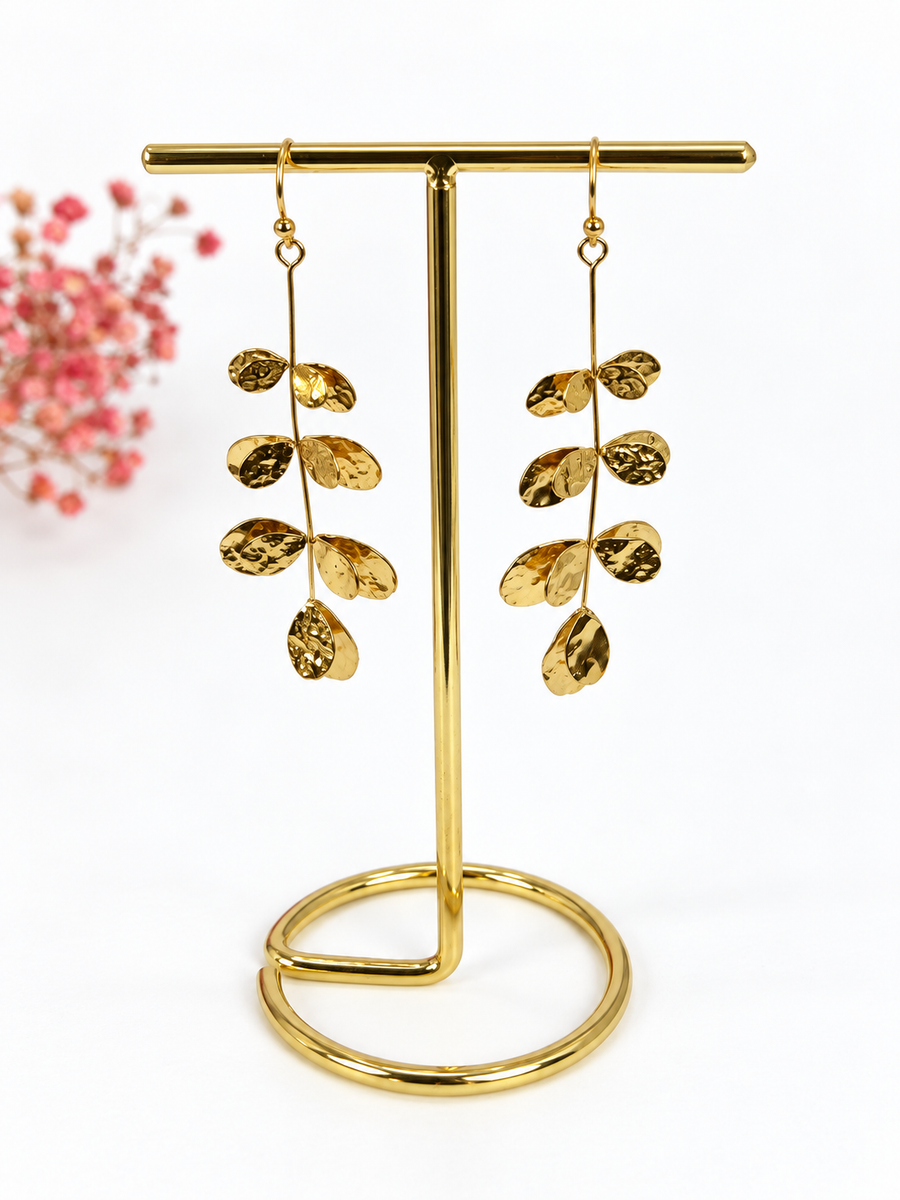 Boucles d’oreilles pendantes feuilles martelées dorées – 6,5 cm