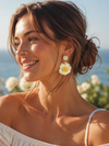 Boucles d’oreilles fleur blanche et jaune diamètre 4cm – Légèreté estivale et esprit bohème chic