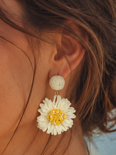 Witte en gele bloemoorbellen diameter 4 cm – Zomerse lichtheid en bohemian chique stijl