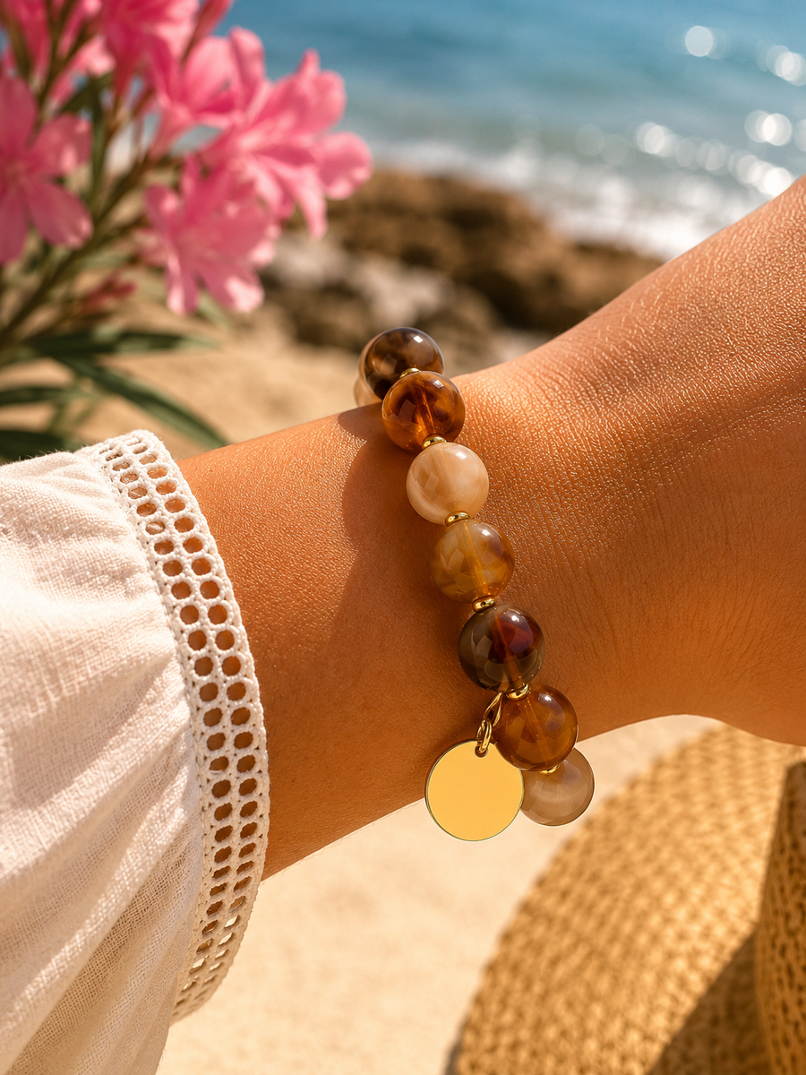 Bracelet perles marron & beige & médaillon doré – L’esprit bohème naturel