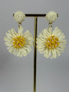 Boucles d’oreilles fleur blanche et jaune diamètre 4cm – Légèreté estivale et esprit bohème chic